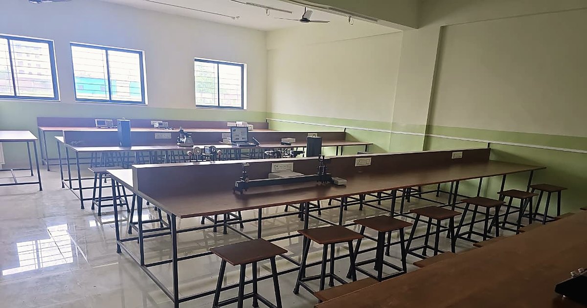 Physics laboratory at KNPIEMS Chakan